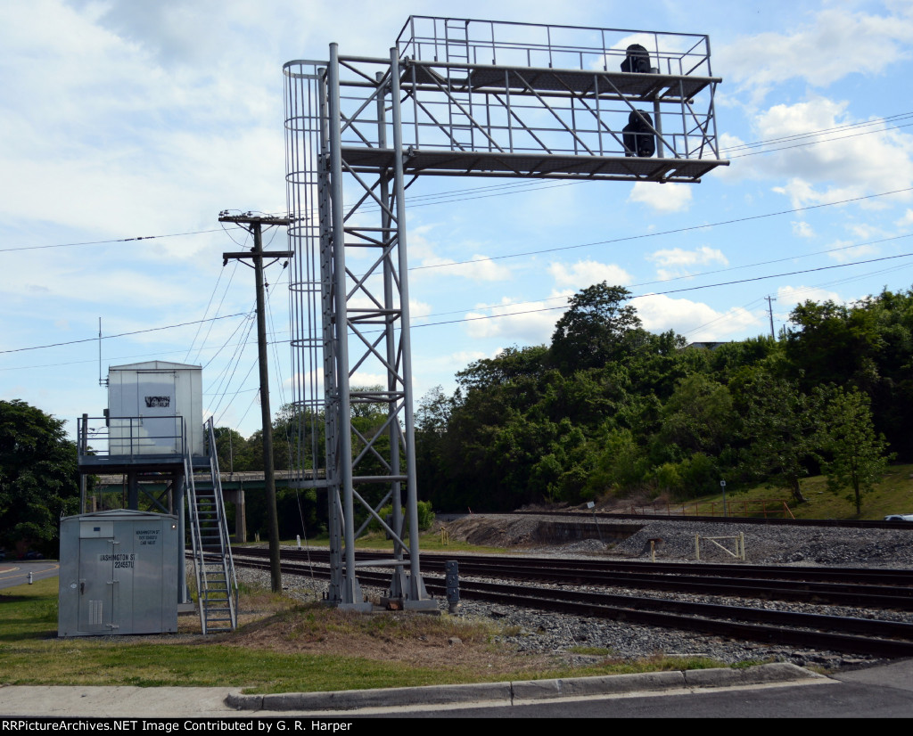 Looking east here is csx signal and flood-proof bungalows (one of them, anyway) at Washington St.